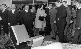 Michelle Auboiron avec André Malraux devant un fauteuil de sa création au SAD 1967