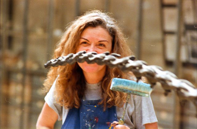 Michelle Auboiron peint le dinosaure dans la grande Galerie de Paléontologie du Muséum d'hisoire Naturelle du Jardin des Plantes de Paris
