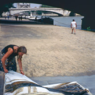 Michelle-Auboiron-peint-in-situ-les-Ponts-de-Paris-Photo-Anne-Sarter-13 thumbnail