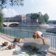 Michelle-Auboiron-peint-in-situ-les-Ponts-de-Paris-Photo-Anne-Sarter-17 thumbnail