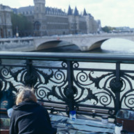 Michelle-Auboiron-peint-in-situ-les-Ponts-de-Paris-Photo-Anne-Sarter-20 thumbnail