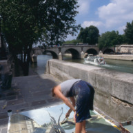 Michelle-Auboiron-peint-in-situ-les-Ponts-de-Paris-Photo-Anne-Sarter-21 thumbnail