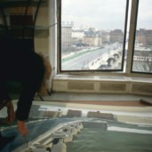 Michelle-Auboiron-peint-in-situ-les-Ponts-de-Paris-Photo-Anne-Sarter-22 thumbnail