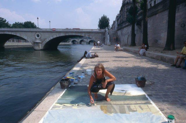 Michelle-Auboiron-peint-in-situ-les-Ponts-de-Paris-Photo-Anne-Sarter-24