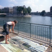 Michelle-Auboiron-peint-in-situ-les-Ponts-de-Paris-Photo-Anne-Sarter-32 thumbnail