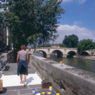 Michelle-Auboiron-peint-in-situ-les-Ponts-de-Paris-Photo-Anne-Sarter-9 thumbnail