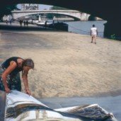 Michelle-Auboiron-peint-in-situ-les-Ponts-de-Paris-Photo-Anne-Sarter-13 thumbnail