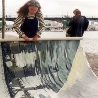 Michelle-Auboiron-peint-in-situ-les-Ponts-de-Paris-Photo-Anne-Sarter thumbnail