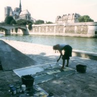 Michelle-Auboiron-peint-in-situ-les-Ponts-de-Paris-Photo-Anne-Sarter-3 thumbnail